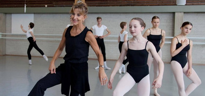 Esther met leerlinge Zoë Greten, die in 2018 een beurs van het Dansersfonds won en nu stage loopt bij NDT 2